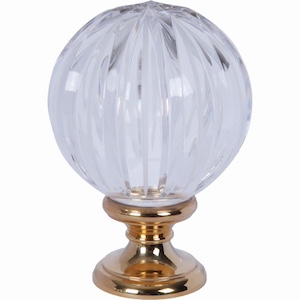 Boule en cristal blanc soufflé travaillé à la main. Le pied est en laiton poli. Diamètre extérieur 100mm, hauteur maximale 145mm, embase laiton diamètre 58 extérieur