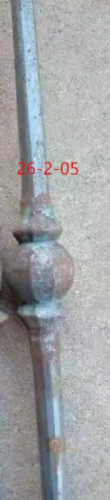 Barreau en rond plein fer forgé à chaud avec décor boule au centre . Hauteur 1000mm Ø14mm . Décor boule Ø35mm- Fer forgé brut  - À souder
