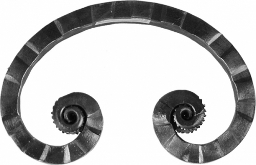 Volute en forme de C de 110mm de haut par 70mm de large. Fer forgé en section plate de 16x8mm martelé.