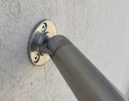 Le tube rond en inox est souvent utilisé dans les domaines de la ferronnerie, menuiserie et serrurerie, comme main courante. Ce modèle est en section ronde de 42,4mm de diamètre et de longueur 1500mm. Ce sont les dimensions extérieures du tube. Ce tube rond en inox à une épaisseur de 2mm. Il vous sera livré en inox 316 GR320 de qualité supérieur, préconisé pour un usage extérieur et intérieur. Il faut prévoir une tolérance de coupe de plus ou moins 1mm. Ce tube en inox peut être soudé, collé, percé et découpé.