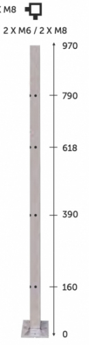 Poteau carré d'angle pour montage traversant, en inox 316. Hauteur de 970mm Largeur 40mm. Perçages à 90 degrés de quatres trous taraudés en M6 en haut pour le câble Ø6mm ainsi que 4 trous taraudés en M8 en bas pour les pinces à verrre. Platine de fixation soudée largeur 100mm épaisseur 15mm pré percée de 4 trous.
