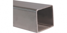 Platine carrée pour fixation à l'anglaise de tube carré largeur 40mm, en inox 316. Largeur 150mm Longueur 132 épaisseur 10mm. Doit être fixée au mur par vis, grâce à deux trous pré percés de dimension 15x10mm, le tube rond sera maintenu par cerclage vissé. Convient pour un usage en intérieur et extérieur, y compris en bord de mer.