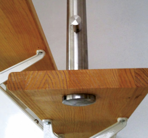 Platine de serrage pour système pour marches, cette partie sera sous la marche, le poteau sera complété de la référence 305195. Pour tube de diamètre Ø42,4mm. Taraudée en M12 de diamètre ø60mm épaisseur 7,5mm. En inox 304, convient pour utilisation en intérieur. À utiliser avec la clé de serrage référence 30807. Existe en inox 316 référence 3051816.