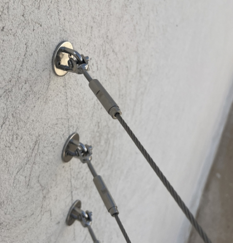 Chape standard filetée M6 avec son <b>pas à droite</b>.Longueur totale 73mm, longueur du filetage 47mm, diamètre de la goupille Ø7,5mm, largeur 12,5mm. En inox 316, convient pour une utilisation en intérieur ou en extérieur. Pièce pour montage sans poteau à l'aide de la platine ronde avec anneau référence 30108 ou 30107 et d'un tendeur de câble référence 3062222, par exemple. Existe en filetage M8, référence 3062418.