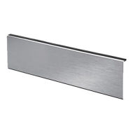 Revetement frontal pour le profil référence 30850. En inox 316. Longueur de 2500mm, cette plaque de finition vient habiller un rail en aluminium pour fixation au sol référence 30850. Elle a un retour de 10mm.