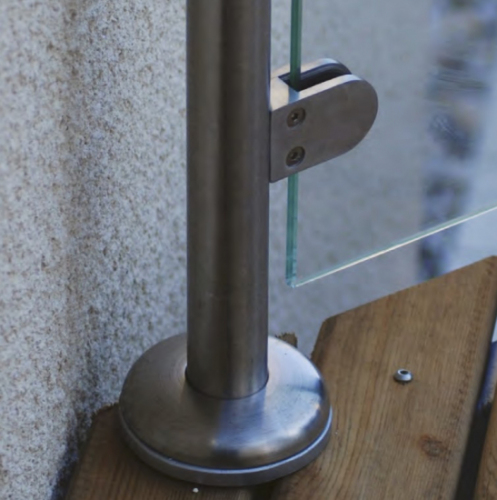Pince à verre de 26x41mm. Fixation sur un tube d'un diamètre de 18mm. En inox 316 Brossé. Ne pas oublier de commander les caoutchoucs compatibles avec votre verre, vendus séparément. ex : verre épaisseur 8,76 joints réf 30060876.