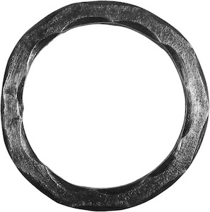 Cercle d’un diamètre extérieur de 90mm. Fer Forgé en section carré de 14mm martelé.