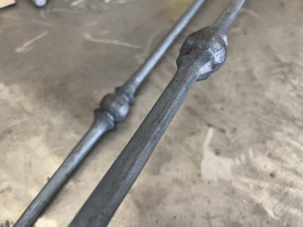 Barreau avec deux boules. Diamètre de 14mm et hauteur de 1000mm. Finition brut de forge (avec des imperfections et des facettes variables). Se combine avec le barreau 5042C (simple boule).