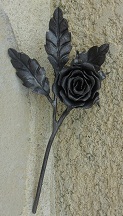 Décor de style fleur représentant une rose ouverte sur tige d'une hauteur de 300mm et d'une largeur de 160mm. En fer forgé.