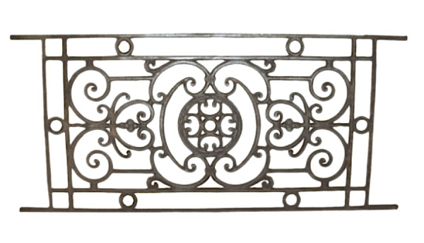 Appui de fenêtre de 1330mm de long et 610mm de haut. La partie décor mesure 1120mm de long, il y a donc 105mm de sur-longueur en plus pour le scellement de chaque côté. Convient pour des tableaux de fenêtre entre 1220 et 1280mm de large. Structure en fer plat de 20/25x15 mm de section. Modèle d'époque au style Haussmannien que l'on retrouve surtout à Paris. Ce garde-corps en fer forgé est livré dans un état brut sans peinture et pouvant présenter de la rouille. Pour une demande sur mesure n'hésitez pas à nous contacter par mail : pergola62@free.fr.