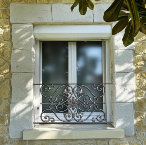 Appui de fenêtre décoratif modèle APF-AF002 en fer forgé. Idéal pour sécuriser un tableau de fenêtre en maison ou bâtiment. Fabrication sur mesure dans notre atelier en France. Structure robuste en acier carré plein de 14 mm. Motif central forgé de 830 mm de long et 480 mm de haut. Hauteur finie de l’appui : 502 mm. Décor forgé référence #158003, positionné au centre. Main courante esthétique ajoutée sur la partie supérieure. Ornements traditionnels en fer forgé. Produit conçu pour durer et résister aux intempéries. Choix de la longueur personnalisée selon votre ouverture. Choix de la méthode de pose : à visser ou à sceller. Compatible avec la plupart des tableaux de fenêtres anciens ou modernes. Finition brute prête à peindre ou à traiter à votre convenance. Idéal pour renforcer la sécurité sans perdre le charme du fer forgé. Fabrication à la commande pour une qualité artisanale optimale.

Photos non contractuelles qui montrent le style du modèle, la composition exacte est ajustée pour correspondre à votre format.