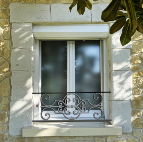 Appui de fenêtre type AF004 à sceller dans votre tableau de fenêtre. Longueur finie de 1110mm et Hauteur finie de 314mm. Convient pour les tableaux de fenêtre de 1010mm. 50mm de scellement sont prévue de chaque côté. Main courante laminée de 1010mm de long en fer forgé sur le dessus. Motif au centre de 670mm de long par 290mm de haut. Le reste de la structure est en tube acier carré de 16mm de section.