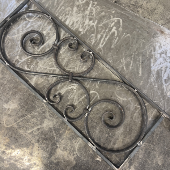 Appui de fenêtre décoratif modèle APF-AF007 en fer forgé. Idéal pour sécuriser un tableau de fenêtre en maison ou bâtiment. Fabrication sur mesure dans notre atelier en France. Structure robuste en acier plein de 14 mm. Motif central forgé de 900 mm de long et 330 mm de haut. Hauteur finie de l’appui : 352 mm. Décor forgé référence #15054, positionné au centre. Main courante esthétique ajoutée sur la partie supérieure. Ornements traditionnels en fer forgé. Produit conçu pour durer et résister aux intempéries. Choix de la longueur personnalisée selon votre ouverture. Choix de la méthode de pose : à visser ou à sceller. Compatible avec la plupart des tableaux de fenêtres anciens ou modernes. Finition brute prête à peindre ou à traiter à votre convenance. Idéal pour renforcer la sécurité sans perdre le charme du fer forgé. Fabrication à la commande pour une qualité artisanale optimale.

Photos non contractuelles qui montrent le style du modèle, la composition exacte est ajustée pour correspondre à votre format.