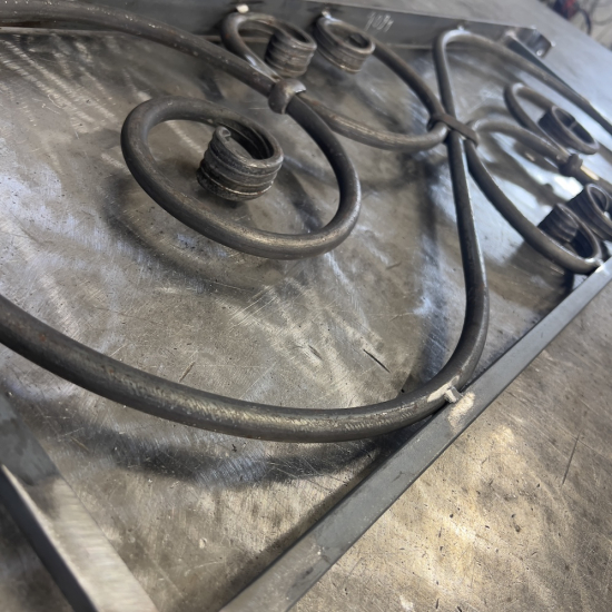 Appui de fenêtre décoratif modèle APF-AF007 en fer forgé. Idéal pour sécuriser un tableau de fenêtre en maison ou bâtiment. Fabrication sur mesure dans notre atelier en France. Structure robuste en acier plein de 14 mm. Motif central forgé de 900 mm de long et 330 mm de haut. Hauteur finie de l’appui : 352 mm. Décor forgé référence #15054, positionné au centre. Main courante esthétique ajoutée sur la partie supérieure. Ornements traditionnels en fer forgé. Produit conçu pour durer et résister aux intempéries. Choix de la longueur personnalisée selon votre ouverture. Choix de la méthode de pose : à visser ou à sceller. Compatible avec la plupart des tableaux de fenêtres anciens ou modernes. Finition brute prête à peindre ou à traiter à votre convenance. Idéal pour renforcer la sécurité sans perdre le charme du fer forgé. Fabrication à la commande pour une qualité artisanale optimale.

Photos non contractuelles qui montrent le style du modèle, la composition exacte est ajustée pour correspondre à votre format.