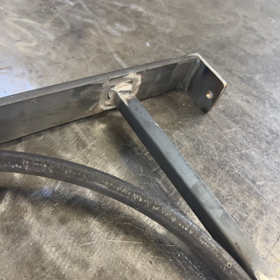 Appui de fenêtre décoratif modèle APF-AF007 en fer forgé. Idéal pour sécuriser un tableau de fenêtre en maison ou bâtiment. Fabrication sur mesure dans notre atelier en France. Structure robuste en acier plein de 14 mm. Motif central forgé de 900 mm de long et 330 mm de haut. Hauteur finie de l’appui : 352 mm. Décor forgé référence #15054, positionné au centre. Main courante esthétique ajoutée sur la partie supérieure. Ornements traditionnels en fer forgé. Produit conçu pour durer et résister aux intempéries. Choix de la longueur personnalisée selon votre ouverture. Choix de la méthode de pose : à visser ou à sceller. Compatible avec la plupart des tableaux de fenêtres anciens ou modernes. Finition brute prête à peindre ou à traiter à votre convenance. Idéal pour renforcer la sécurité sans perdre le charme du fer forgé. Fabrication à la commande pour une qualité artisanale optimale.

Photos non contractuelles qui montrent le style du modèle, la composition exacte est ajustée pour correspondre à votre format.