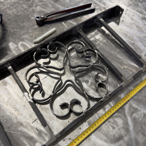 Appui de fenêtre décoratif modèle APF-AFEF21 en fer forgé. Idéal pour sécuriser un tableau de fenêtre en maison ou bâtiment. Fabrication sur mesure dans notre atelier en France. Structure robuste en acier plein de 12 mm. Motif central forgé de 250 mm de haut par 250 mm de large. Hauteur finie de l’appui : 270 mm. Décor forgé référence #0301404, positionné au centre. Main courante esthétique ajoutée sur la partie supérieure. Ornements traditionnels en fer forgé. Produit conçu pour durer et résister aux intempéries. Choix de la longueur personnalisée selon votre ouverture. Choix de la méthode de pose : à visser ou à sceller. Compatible avec la plupart des tableaux de fenêtres anciens ou modernes. Finition brute prête à peindre ou à traiter à votre convenance. Idéal pour renforcer la sécurité sans perdre le charme du fer forgé. Fabrication à la commande pour une qualité artisanale optimale.

Photos non contractuelles qui montrent le style du modèle, la composition exacte est ajustée pour correspondre à votre format.