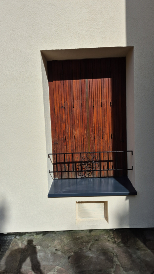 Appui de fenêtre décoratif modèle APF-AFEF21 en fer forgé. Idéal pour sécuriser un tableau de fenêtre en maison ou bâtiment. Fabrication sur mesure dans notre atelier en France. Structure robuste en acier plein de 12 mm. Motif central forgé de 250 mm de haut par 250 mm de large. Hauteur finie de l’appui : 270 mm. Décor forgé référence #0301404, positionné au centre. Main courante esthétique ajoutée sur la partie supérieure. Ornements traditionnels en fer forgé. Produit conçu pour durer et résister aux intempéries. Choix de la longueur personnalisée selon votre ouverture. Choix de la méthode de pose : à visser ou à sceller. Compatible avec la plupart des tableaux de fenêtres anciens ou modernes. Finition brute prête à peindre ou à traiter à votre convenance. Idéal pour renforcer la sécurité sans perdre le charme du fer forgé. Fabrication à la commande pour une qualité artisanale optimale.

Photos non contractuelles qui montrent le style du modèle, la composition exacte est ajustée pour correspondre à votre format.