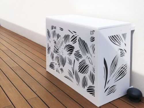 Le cache climatisation aluminium Fleurs de Lys apporte une finition décorative plus traditionnelle, idéale pour masquer une unité extérieure avec un motif élégant et travaillé. Sa conception 100 % aluminium offre une excellente résistance aux UV, à l'humidité, au gel, à la pluie et aux variations de température. L'aluminium ne rouille pas et ne se déforme pas comme peuvent le faire certains caches en bois ou en PVC. Le thermolaquage permet de choisir parmi 20 coloris RAL afin d'accorder le cache climatisation à la façade, aux menuiseries ou à l'aménagement extérieur. Le produit est disponible en cinq tailles, du S au XXL, pour s'adapter à la majorité des groupes de climatisation et pompes à chaleur extérieurs. Les dimensions intérieures disponibles vont de L 90 x H 65 cm à L 148 x H 157 cm, avec une profondeur réglable selon la taille choisie. Les dimensions extérieures vont de L 95 x H 67 cm à L 153 x H 159 cm, ce qui permet de prévoir correctement l'encombrement final. Pour choisir la bonne taille, il faut mesurer l'unité extérieure avec ses supports, câbles et goulottes, puis prévoir 5 à 10 cm de marge en largeur et en hauteur. La profondeur ne nécessite pas de marge supplémentaire, car elle est réglable grâce aux réglettes de fixation fournies. Le colis comprend 1 face avant, 1 côté gauche, 1 côté droit, 1 capot, 4 réglettes de fixation, vis TBHC M6x12, rondelles, écrous frein M6 et notice de montage. L'assemblage se fait par encliquetage des côtés avec la face avant, puis par pose du capot et pliage des pattes prévues à cet effet. Les réglettes de fixation permettent d