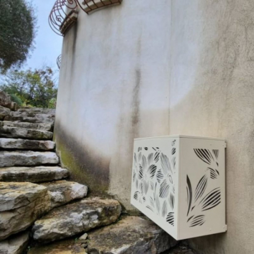 Le cache climatisation aluminium Fleurs de Lys apporte une finition décorative plus traditionnelle, idéale pour masquer une unité extérieure avec un motif élégant et travaillé. Sa conception 100 % aluminium offre une excellente résistance aux UV, à l'humidité, au gel, à la pluie et aux variations de température. L'aluminium ne rouille pas et ne se déforme pas comme peuvent le faire certains caches en bois ou en PVC. Le thermolaquage permet de choisir parmi 20 coloris RAL afin d'accorder le cache climatisation à la façade, aux menuiseries ou à l'aménagement extérieur. Le produit est disponible en cinq tailles, du S au XXL, pour s'adapter à la majorité des groupes de climatisation et pompes à chaleur extérieurs. Les dimensions intérieures disponibles vont de L 90 x H 65 cm à L 148 x H 157 cm, avec une profondeur réglable selon la taille choisie. Les dimensions extérieures vont de L 95 x H 67 cm à L 153 x H 159 cm, ce qui permet de prévoir correctement l'encombrement final. Pour choisir la bonne taille, il faut mesurer l'unité extérieure avec ses supports, câbles et goulottes, puis prévoir 5 à 10 cm de marge en largeur et en hauteur. La profondeur ne nécessite pas de marge supplémentaire, car elle est réglable grâce aux réglettes de fixation fournies. Le colis comprend 1 face avant, 1 côté gauche, 1 côté droit, 1 capot, 4 réglettes de fixation, vis TBHC M6x12, rondelles, écrous frein M6 et notice de montage. L'assemblage se fait par encliquetage des côtés avec la face avant, puis par pose du capot et pliage des pattes prévues à cet effet. Les réglettes de fixation permettent d