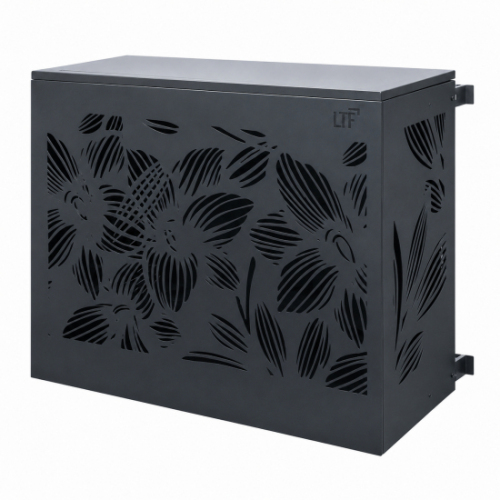 Le cache climatisation aluminium Fleurs de Lys apporte une finition décorative plus traditionnelle, idéale pour masquer une unité extérieure avec un motif élégant et travaillé. Sa conception 100 % aluminium offre une excellente résistance aux UV, à l'humidité, au gel, à la pluie et aux variations de température. L'aluminium ne rouille pas et ne se déforme pas comme peuvent le faire certains caches en bois ou en PVC. Le thermolaquage permet de choisir parmi 20 coloris RAL afin d'accorder le cache climatisation à la façade, aux menuiseries ou à l'aménagement extérieur. Le produit est disponible en cinq tailles, du S au XXL, pour s'adapter à la majorité des groupes de climatisation et pompes à chaleur extérieurs. Les dimensions intérieures disponibles vont de L 90 x H 65 cm à L 148 x H 157 cm, avec une profondeur réglable selon la taille choisie. Les dimensions extérieures vont de L 95 x H 67 cm à L 153 x H 159 cm, ce qui permet de prévoir correctement l'encombrement final. Pour choisir la bonne taille, il faut mesurer l'unité extérieure avec ses supports, câbles et goulottes, puis prévoir 5 à 10 cm de marge en largeur et en hauteur. La profondeur ne nécessite pas de marge supplémentaire, car elle est réglable grâce aux réglettes de fixation fournies. Le colis comprend 1 face avant, 1 côté gauche, 1 côté droit, 1 capot, 4 réglettes de fixation, vis TBHC M6x12, rondelles, écrous frein M6 et notice de montage. L'assemblage se fait par encliquetage des côtés avec la face avant, puis par pose du capot et pliage des pattes prévues à cet effet. Les réglettes de fixation permettent d