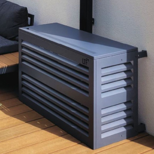 Le cache climatisation aluminium Persienne habille une unité extérieure avec un dessin sobre à lames horizontales, adapté aux façades modernes comme aux extérieurs plus classiques. Sa conception 100 % aluminium offre une excellente résistance aux UV, à l'humidité, au gel, à la pluie et aux variations de température. L'aluminium ne rouille pas et ne se déforme pas comme peuvent le faire certains caches en bois ou en PVC. Le thermolaquage permet de choisir parmi 20 coloris RAL afin d'accorder le cache climatisation à la façade, aux menuiseries ou à l'aménagement extérieur. Le produit est disponible en cinq tailles, du S au XXL, pour s'adapter à la majorité des groupes de climatisation et pompes à chaleur extérieurs. Les dimensions intérieures disponibles vont de L 90 x H 65 cm à L 148 x H 157 cm, avec une profondeur réglable selon la taille choisie. Les dimensions extérieures vont de L 95 x H 67 cm à L 153 x H 159 cm, ce qui permet de prévoir correctement l'encombrement final. Pour choisir la bonne taille, il faut mesurer l'unité extérieure avec ses supports, câbles et goulottes, puis prévoir 5 à 10 cm de marge en largeur et en hauteur. La profondeur ne nécessite pas de marge supplémentaire, car elle est réglable grâce aux réglettes de fixation fournies. Le colis comprend 1 face avant, 1 côté gauche, 1 côté droit, 1 capot, 4 réglettes de fixation, vis TBHC M6x12, rondelles, écrous frein M6 et notice de montage. L'assemblage se fait par encliquetage des côtés avec la face avant, puis par pose du capot et pliage des pattes prévues à cet effet. Les réglettes de fixation permette