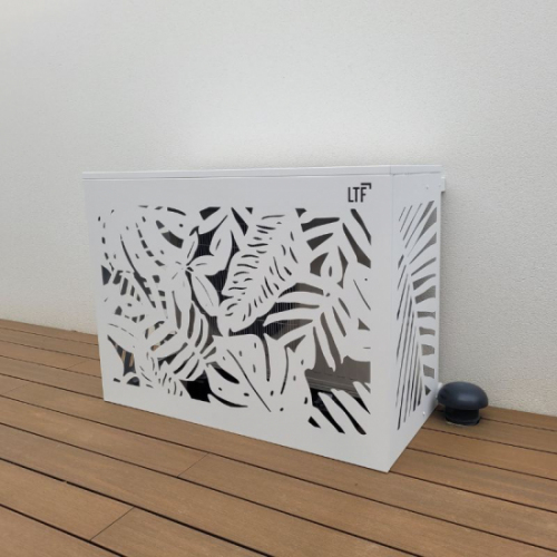 Le cache climatisation aluminium Tropical dissimule une unité extérieure avec un motif végétal contemporain, pensé pour apporter une touche décorative forte au jardin, à la terrasse ou à la façade. Sa conception 100 % aluminium offre une excellente résistance aux UV, à l'humidité, au gel, à la pluie et aux variations de température. L'aluminium ne rouille pas et ne se déforme pas comme peuvent le faire certains caches en bois ou en PVC. Le thermolaquage permet de choisir parmi 20 coloris RAL afin d'accorder le cache climatisation à la façade, aux menuiseries ou à l'aménagement extérieur. Le produit est disponible en cinq tailles, du S au XXL, pour s'adapter à la majorité des groupes de climatisation et pompes à chaleur extérieurs. Les dimensions intérieures disponibles vont de L 90 x H 65 cm à L 148 x H 157 cm, avec une profondeur réglable selon la taille choisie. Les dimensions extérieures vont de L 95 x H 67 cm à L 153 x H 159 cm, ce qui permet de prévoir correctement l'encombrement final. Pour choisir la bonne taille, il faut mesurer l'unité extérieure avec ses supports, câbles et goulottes, puis prévoir 5 à 10 cm de marge en largeur et en hauteur. La profondeur ne nécessite pas de marge supplémentaire, car elle est réglable grâce aux réglettes de fixation fournies. Le colis comprend 1 face avant, 1 côté gauche, 1 côté droit, 1 capot, 4 réglettes de fixation, vis TBHC M6x12, rondelles, écrous frein M6 et notice de montage. L'assemblage se fait par encliquetage des côtés avec la face avant, puis par pose du capot et pliage des pattes prévues à cet effet. Les réglettes de 