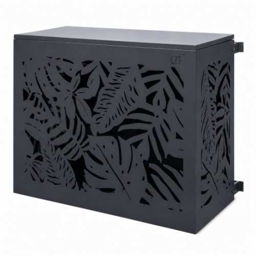 Le cache climatisation aluminium Tropical dissimule une unité extérieure avec un motif végétal contemporain, pensé pour apporter une touche décorative forte au jardin, à la terrasse ou à la façade. Sa conception 100 % aluminium offre une excellente résistance aux UV, à l'humidité, au gel, à la pluie et aux variations de température. L'aluminium ne rouille pas et ne se déforme pas comme peuvent le faire certains caches en bois ou en PVC. Le thermolaquage permet de choisir parmi 20 coloris RAL afin d'accorder le cache climatisation à la façade, aux menuiseries ou à l'aménagement extérieur. Le produit est disponible en cinq tailles, du S au XXL, pour s'adapter à la majorité des groupes de climatisation et pompes à chaleur extérieurs. Les dimensions intérieures disponibles vont de L 90 x H 65 cm à L 148 x H 157 cm, avec une profondeur réglable selon la taille choisie. Les dimensions extérieures vont de L 95 x H 67 cm à L 153 x H 159 cm, ce qui permet de prévoir correctement l'encombrement final. Pour choisir la bonne taille, il faut mesurer l'unité extérieure avec ses supports, câbles et goulottes, puis prévoir 5 à 10 cm de marge en largeur et en hauteur. La profondeur ne nécessite pas de marge supplémentaire, car elle est réglable grâce aux réglettes de fixation fournies. Le colis comprend 1 face avant, 1 côté gauche, 1 côté droit, 1 capot, 4 réglettes de fixation, vis TBHC M6x12, rondelles, écrous frein M6 et notice de montage. L'assemblage se fait par encliquetage des côtés avec la face avant, puis par pose du capot et pliage des pattes prévues à cet effet. Les réglettes de 