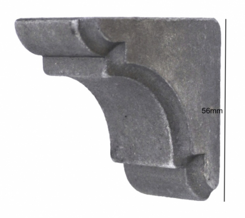 Equerre moulurée d'angle en fer forgé. Hauteur 56mm Largeur 56mm épaisseur 30mm, compatible avec des tubes carré ou rectangle de largeur 30mm. Permet de renforcer les angles de structures métalliques comme un portail en fer forgé, ou une grille en fer forgé ou peut être installé simplement pour décorer, cela donne du charme à votre fabrication. Fourni brut, à peindre ou à vernir pour protéger contre la corrosion, produit galvanisable.