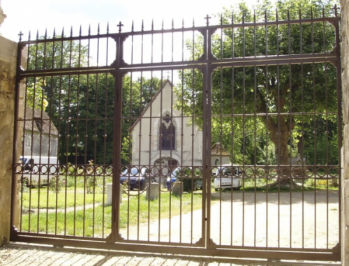 Equerre moulurée d'angle en fer forgé. Hauteur 56mm Largeur 56mm épaisseur 30mm, compatible avec des tubes carré ou rectangle de largeur 30mm. Permet de renforcer les angles de structures métalliques comme un portail en fer forgé, ou une grille en fer forgé ou peut être installé simplement pour décorer, cela donne du charme à votre fabrication. Fourni brut, à peindre ou à vernir pour protéger contre la corrosion, produit galvanisable.