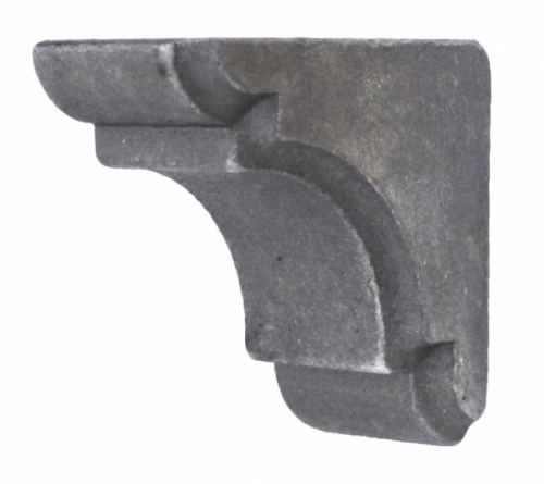 Equerre moulurée d'angle en fer forgé. Hauteur 56mm Largeur 56mm épaisseur 30mm, compatible avec des tubes carré ou rectangle de largeur 30mm. Permet de renforcer les angles de structures métalliques comme un portail en fer forgé, ou une grille en fer forgé ou peut être installé simplement pour décorer, cela donne du charme à votre fabrication. Fourni brut, à peindre ou à vernir pour protéger contre la corrosion, produit galvanisable.