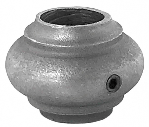 Garniture de barreaux en acier tourné. Compatible avec des barreaux de diamètre 14mm, grâce à son taraude de ø14,5mm. Hauteur 24mm largeur 33mm. Cette bague d'apparence sobre ornera vos barreaux de grilles de défense, portails, escaliers par exemple. Fixation facile, à visser avec vis de blocage fournie. Fourni brut, à peindre ou à vernir avec un produit adapté pour la protection contre la corrosion.