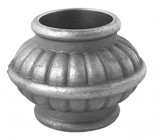 Garniture de barreaux en acier tourné, avec décor coquillage. Compatible avec des barreaux de diamètre 30mm, grâce à son taraude de ø30,5mm. Hauteur 45mm largeur 60mm. Cette bague d'apparence sobre ornera vos barreaux de grilles de défense, portails, escaliers par exemple. Fixation facile, à visser avec vis de blocage fournie. Fourni brut, à peindre ou à vernir avec un produit adapté pour la protection contre la corrosion. Produit galvanisable.