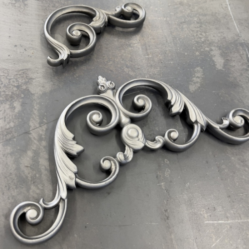 Eléments décoratifs volute en acier moulé Double face . Hauteur 124 mm Largeur 174 mm . S’agissant de pièces de fonderie, les dimensions peuvent varier légèrement, en raison du phénomène de retrait. Ce décor est soudable et galvanisable. Livré brut, à peindre ou à vernir pour protéger contre la corrosion.