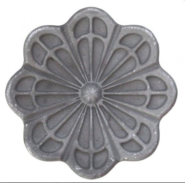 Rosace en fer forgé avec motif floral style marguerite. Diamètre de 65mm épaisseur de 2mm. Utilisation pour ornement de votre portail ou portillon, par exemple, souvent en association avec des palmettes. Fixation par soudure. Fournie brute, à peindre ou à vernir, ne pas oublier de la protéger contre la corrosion en utilisant un produit spécial anti rouille. Vous pourrez facilement y faire un taraudage pour pouvoir la visser.