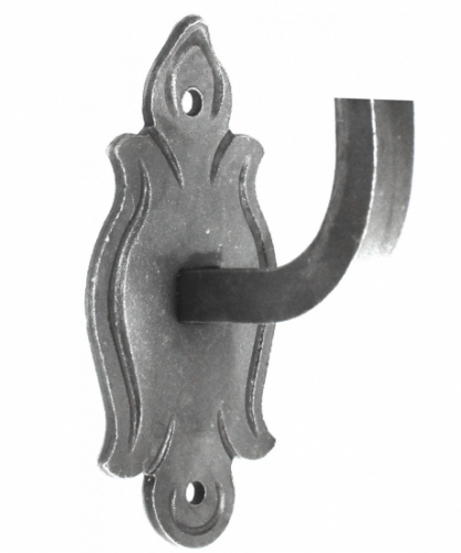 Support en équerre pour main courante, carrée plein, en fer forgé. Largeur 85mm Hauteur 150mm. La platine en rosace a deux trous ø6,5mm qui permettent de la visser dans le support (livré sans vis). Le barreau est en carré plein lisse de largeur 14mm, il sera soudé à votre fabrication. Fourni brut, à peindre ou à vernir avec un produit adapté pour le protéger de la corrosion.