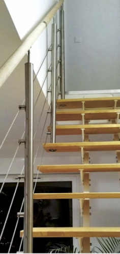 Câble inox vendu en rouleau de 25m. Diamètre Ø5mm Longueur 25m. Ce câble inox assure une excellente tenue mécanique, garantissant la sécurité de votre garde-corps, que ce soit sur une terrasse, un balcon ou le long d’un escalier. L'inox 316 permet un usage aussi bien en intérieur qu'en extérieur. Il sublimera tous vos projets avec son design minimaliste. Il est à compléter avec notre gamme de tendeur.