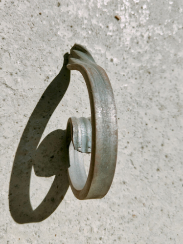 Demi volute, finition en queue de poisson vrillée, aplati en léger arrondi avec traits et extrémités supérieure présentant un quart de tour. Hauteur 120mm largeur 78mm en fer plat lisse de 14x6mm. Fixation par soudure. Permet de décorer votre fabrication en fer forgé, portail, clôture, pergola, mais également permet de renforcer la sécurité, en diminuant le vide entre barreau, ou d'augmenter le soutien. Fourni brut, à peindre ou à vernir pour protéger contre la corrosion.