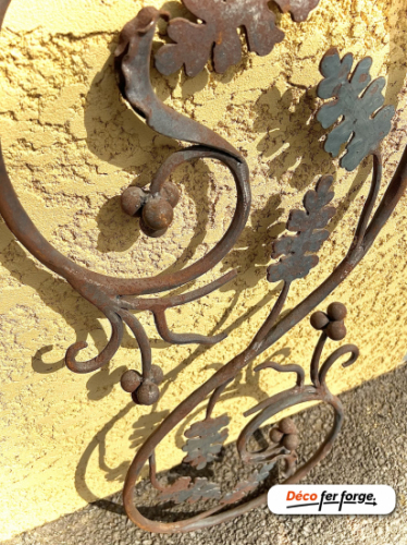 Magnifique double volute avec des boules et des feuilles. Hauteur de 940mm et largeur de 400mm. Section en rond martelé de 15mm de diamètre. Veuillez noter que les produits disponibles dans notre rubrique Destockage peuvent présenter de légères imperfections, ce qui explique leur prix réduit. Cependant, ces défauts mineurs n'affectent en rien leur qualité et ils restent des pièces uniques en fer forgé à ne pas manquer.