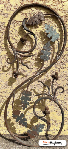 Magnifique double volute avec des boules et des feuilles. Hauteur de 940mm et largeur de 400mm. Section en rond martelé de 15mm de diamètre. Veuillez noter que les produits disponibles dans notre rubrique Destockage peuvent présenter de légères imperfections, ce qui explique leur prix réduit. Cependant, ces défauts mineurs n'affectent en rien leur qualité et ils restent des pièces uniques en fer forgé à ne pas manquer.