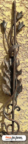Magnifique barreau en diamètre 16mm. Hauteur de 1000mm et largeur de 180mm. Composé d'une grande feuille et de fleurs entrelacées. Veuillez noter que les produits disponibles dans notre rubrique Destockage peuvent présenter de légères imperfections, ce qui explique leur prix réduit. Cependant, ces défauts mineurs n'affectent en rien leur qualité et ils restent des pièces uniques en fer forgé à ne pas manquer.