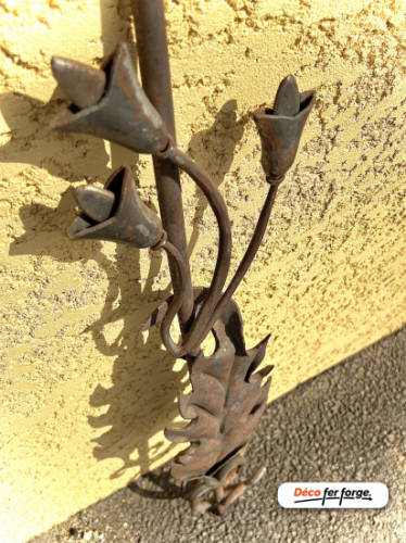Magnifique barreau en diamètre 16mm. Hauteur de 1000mm et largeur de 180mm. Composé d'une grande feuille et de fleurs entrelacées. Veuillez noter que les produits disponibles dans notre rubrique Destockage peuvent présenter de légères imperfections, ce qui explique leur prix réduit. Cependant, ces défauts mineurs n'affectent en rien leur qualité et ils restent des pièces uniques en fer forgé à ne pas manquer.