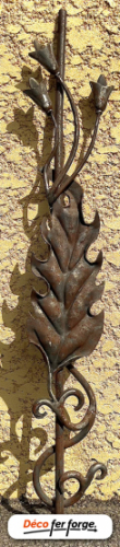 Magnifique barreau en diamètre 16mm. Hauteur de 1000mm et largeur de 180mm. Composé d'une grande feuille et de fleurs entrelacées. Veuillez noter que les produits disponibles dans notre rubrique Destockage peuvent présenter de légères imperfections, ce qui explique leur prix réduit. Cependant, ces défauts mineurs n'affectent en rien leur qualité et ils restent des pièces uniques en fer forgé à ne pas manquer.