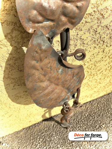 Magnifique barreau en diamètre 16mm. Hauteur de 1000mm et largeur de 220mm. Composé de deux grandes feuilles et de fleurs entrelacées. Veuillez noter que les produits disponibles dans notre rubrique Destockage peuvent présenter de légères imperfections, ce qui explique leur prix réduit. Cependant, ces défauts mineurs n'affectent en rien leur qualité et ils restent des pièces uniques en fer forgé à ne pas manquer.