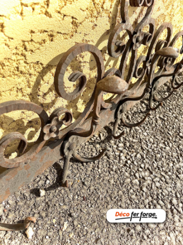 Porte manteau à fixer au mur. Comprenant 15 accroches. Hauteur de 310mm et largeur de 1000mm. Composé de plusieurs décors style raisins/vignes. Veuillez noter que les produits disponibles dans notre rubrique Destockage peuvent présenter de légères imperfections, ce qui explique leur prix réduit. Cependant, ces défauts mineurs n'affectent en rien leur qualité et ils restent des pièces uniques en fer forgé à ne pas manquer.