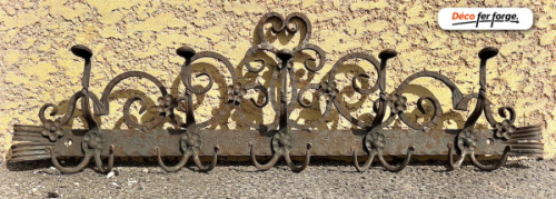 Porte manteau à fixer au mur. Comprenant 15 accroches. Hauteur de 310mm et largeur de 1000mm. Composé de plusieurs décors style raisins/vignes. Veuillez noter que les produits disponibles dans notre rubrique Destockage peuvent présenter de légères imperfections, ce qui explique leur prix réduit. Cependant, ces défauts mineurs n'affectent en rien leur qualité et ils restent des pièces uniques en fer forgé à ne pas manquer.