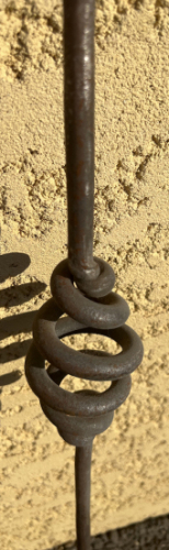 1 barreau simple avec une vrille au centre. Barreau en fer forgé lisse. Diamètre de 12mm et hauteur de 1000mm.