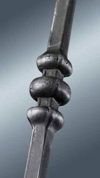 Barreau à souder en fer forgé à chaud. Section carré de 14mm et 1000mm de hauteur. En acier lisse. Composé de deux motifs. Différentes hauteurs au choix.