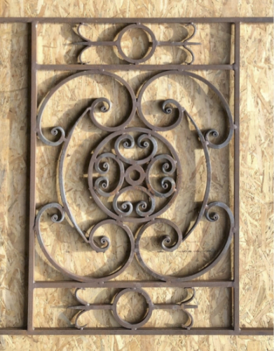 Garde-corps fer forgé de 900mm de largeur et 900mm de haut. La partie décor mesure 600mm de long, il y a donc 150mm de sur-longueur en plus pour le scellement de chaque côté. Convient pour des tableaux de fenêtre entre 750 et 800mm de large. Structure en carré plein de 14mm de section. Modèle d'époque au style Haussmannien que l'on retrouve surtout à Paris. Ce garde-corps en fer forgé est livré dans un état brut sans peinture et peut présenter des traces de rouille. Pour une demande sur mesure n'hésitez pas à nous contacter par mail : pergola62@free.fr.