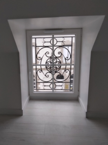 Garde-corps fer forgé de 900mm de largeur et 900mm de haut. La partie décor mesure 600mm de long, il y a donc 150mm de sur-longueur en plus pour le scellement de chaque côté. Convient pour des tableaux de fenêtre entre 750 et 800mm de large. Structure en carré plein de 14mm de section. Modèle d'époque au style Haussmannien que l'on retrouve surtout à Paris. Ce garde-corps en fer forgé est livré dans un état brut sans peinture et peut présenter des traces de rouille. Pour une demande sur mesure n'hésitez pas à nous contacter par mail : pergola62@free.fr.