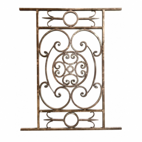 Garde-corps fer forgé de 900mm de largeur et 900mm de haut. La partie décor mesure 600mm de long, il y a donc 150mm de sur-longueur en plus pour le scellement de chaque côté. Convient pour des tableaux de fenêtre entre 750 et 800mm de large. Structure en carré plein de 14mm de section. Modèle d'époque au style Haussmannien que l'on retrouve surtout à Paris. Ce garde-corps en fer forgé est livré dans un état brut sans peinture et peut présenter des traces de rouille. Pour une demande sur mesure n'hésitez pas à nous contacter par mail : pergola62@free.fr.